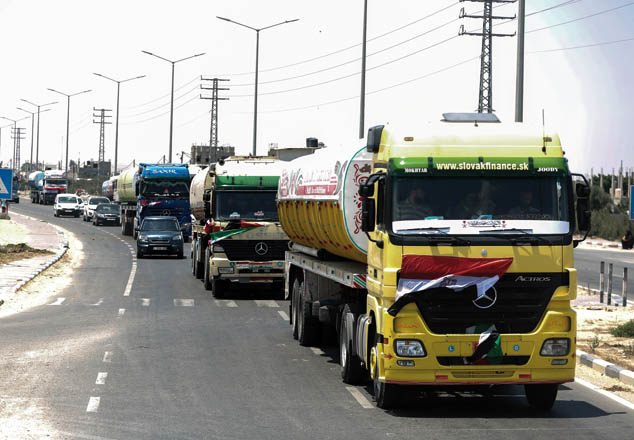 Oil trucks enter from the Rafah border crossing after the start of oil delivery as part of the triple agreement between Egypt, Hamas and Fateh dismissed official Mohammed Dahlan in Rafah, Gaza, on Wednesday (Anadolu Agency photo)